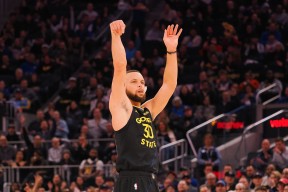 包含反败为胜首场状态出色，中国队观众沸腾！，库里重返赛场观众掌声雷动的词条-九游体育APP